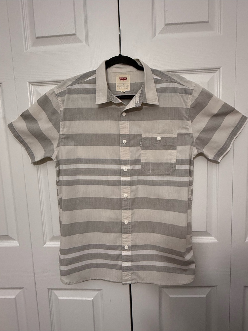 Levi's Men's Short Sleeve Button-Down Shirt - Gray and White Stripes